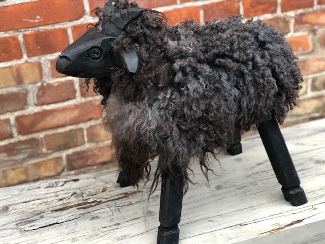 PALL lamm, klädd i svenskt fårskinn