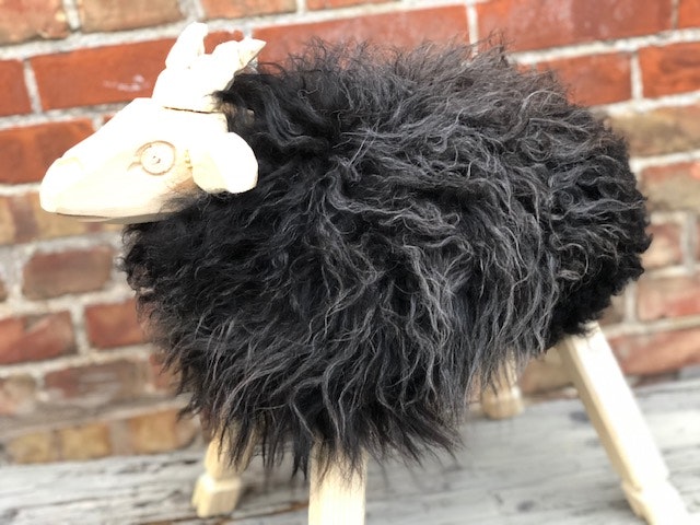 PALL-lamm klädd i svenskt fårskinn