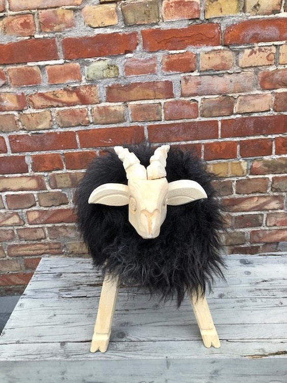 PALL-lamm klädd i svenskt fårskinn