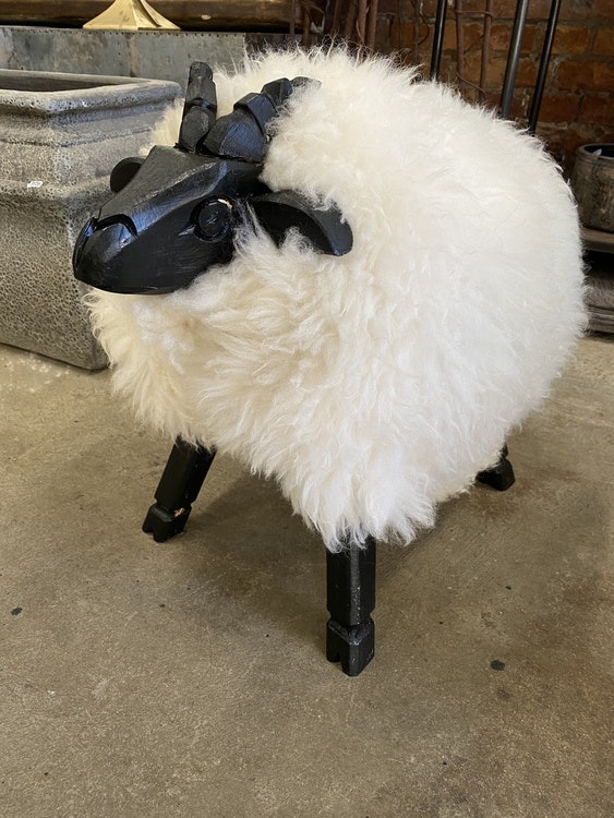 PALL-lamm klädd i fårskinn