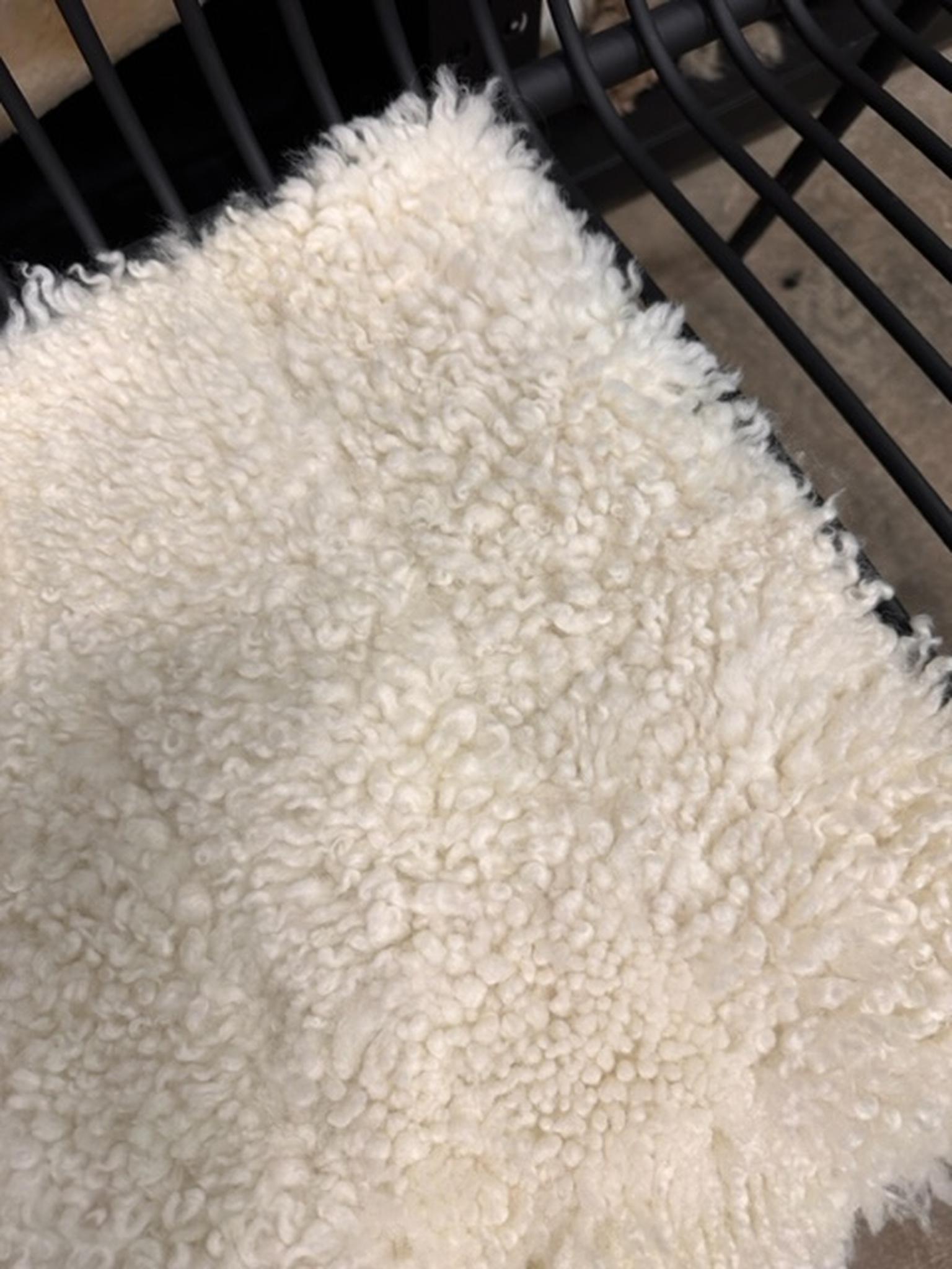 korthårig fyrkantig stolsdyna i fårskinn off-white