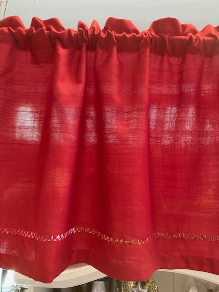 Gardinkappa - Röd med hålmönster