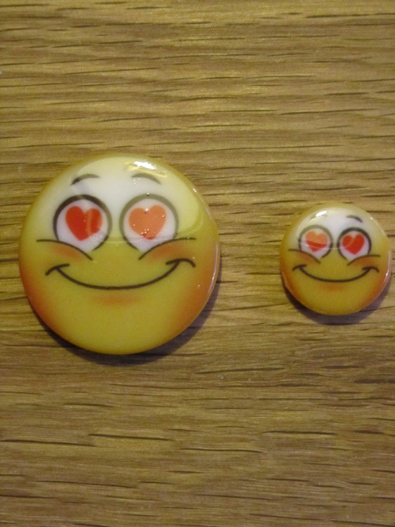 Fräck knapp med kärleks Smiley. Knappen är undersydd och finns i två storlekar, 15 och 28 mm.