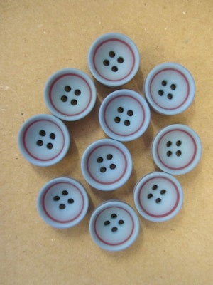 Blå konkav knapp med vinröd rand - 18 mm