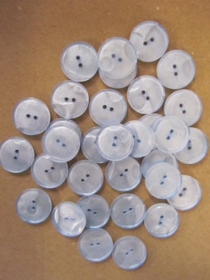 Ljusblå knapp med pärlemorskimmer - 14 mm