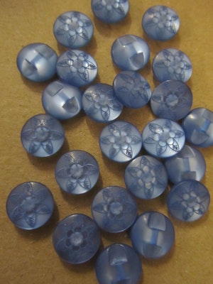 Mörkblå knapp med blomma - undersydd, 11 mm
