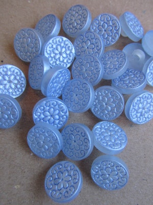 Ljusblå knapp med blomma - 12 mm