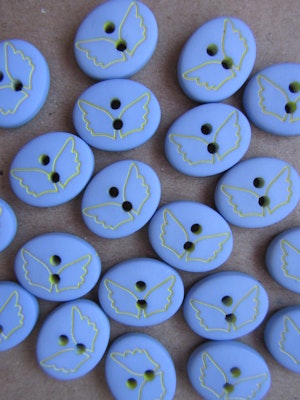 Ljusblå oval knapp med två hål - 15 mm