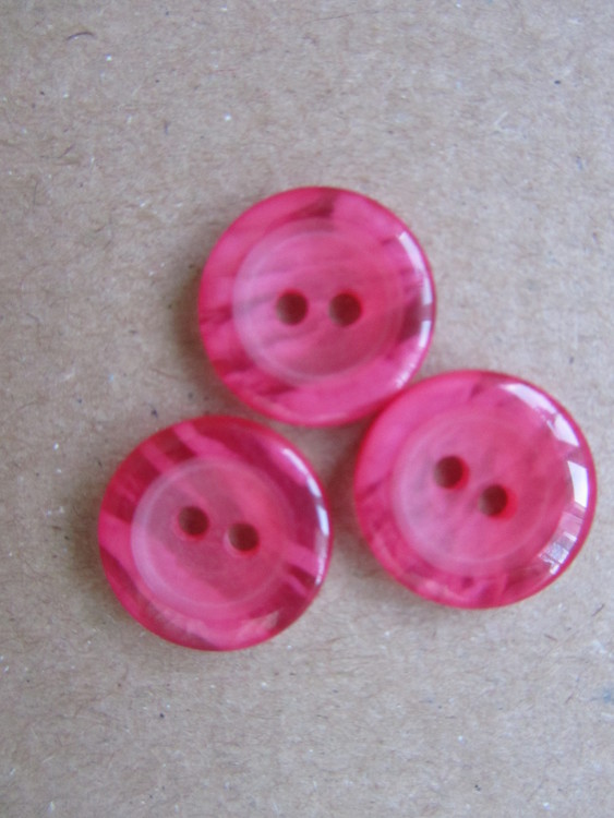 Rosa knapp med två hål. Storlek 15 mm.