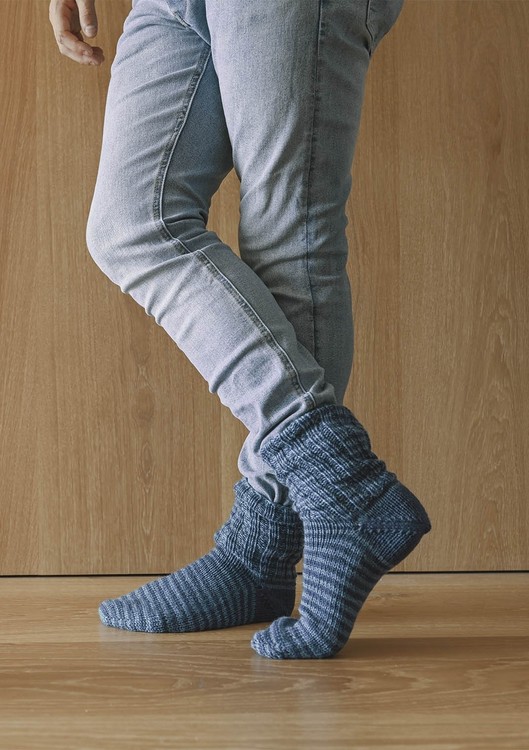 Tema 64 -  Nr. 6 - Stripete sokker strikket fra tåen, strikket i Perfect Superwash eller Spøt  Vanskelighetsgrad: ** Enkel