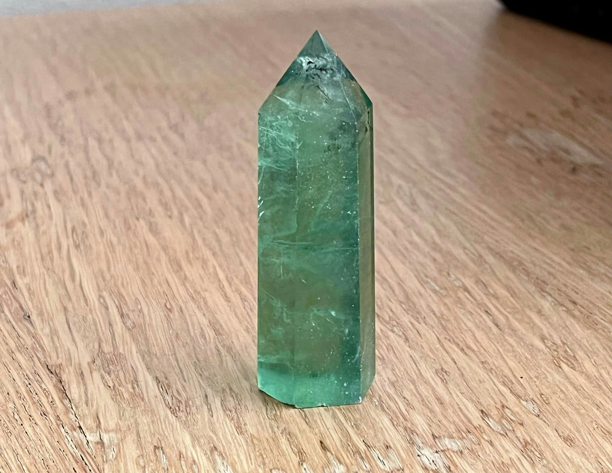 Fluorit grön spets 8,4 -9cm, diameter 2,1-2,6cm (81-105gr)