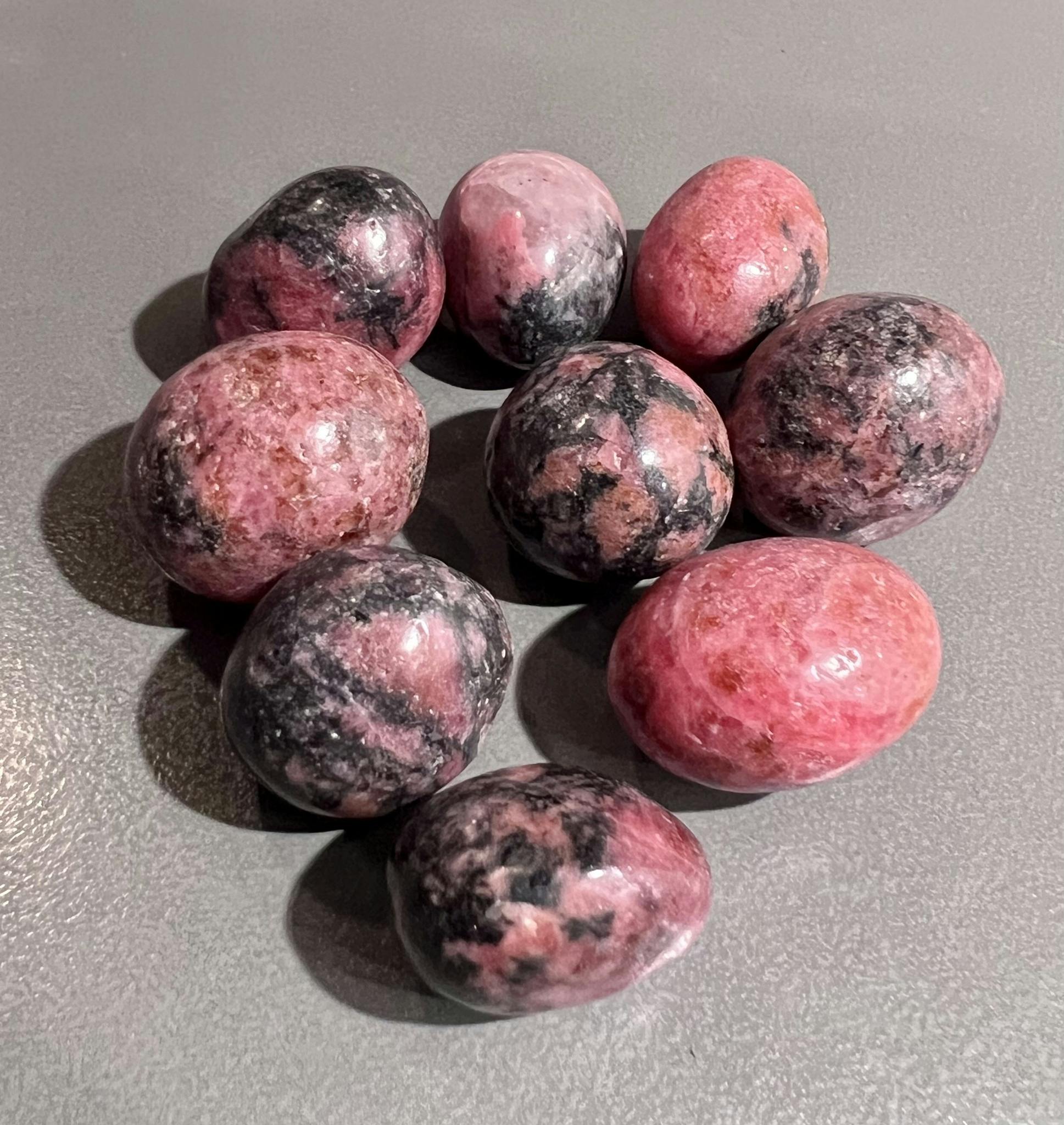 Rhodonit cuddle stone 25-35mm AAA 1 st