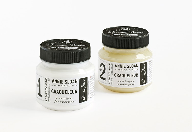 Annie Sloan krackeleringslack i två steg.