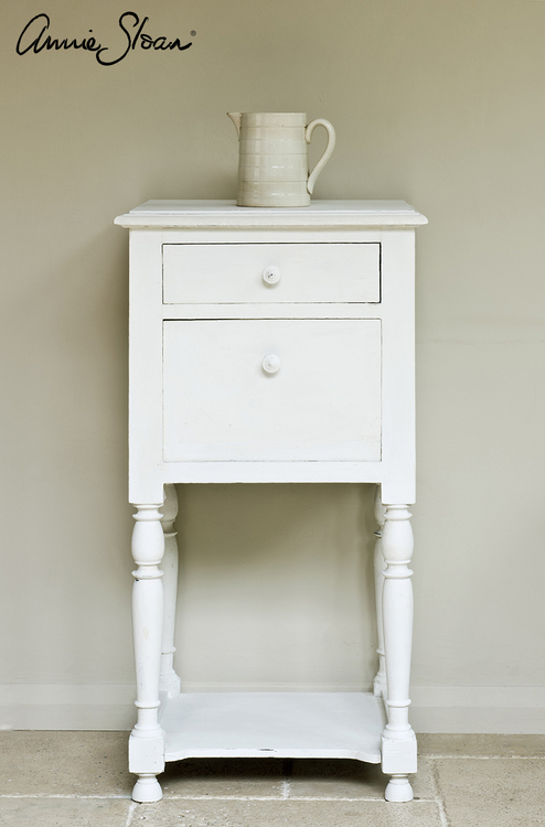 Sängbord målat med Annie Sloan Chalk Paint Old White