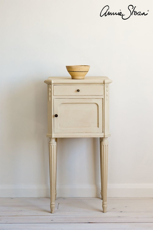 Sängbord målat med Annie Sloan Chalk Paint Old Ochre