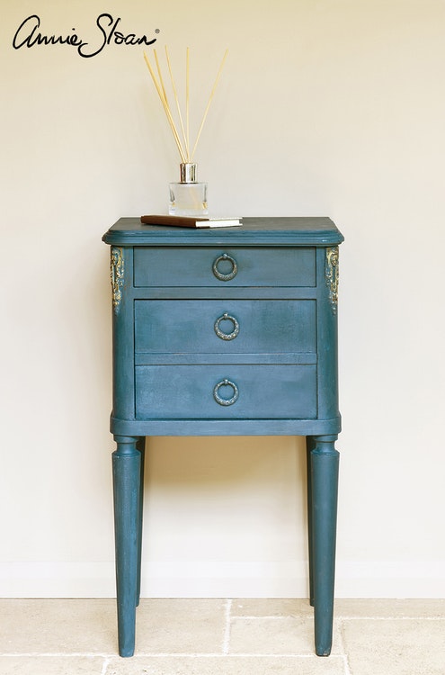 Sängbord målat med Annie Sloan Chalk Paint Aubusson Blue