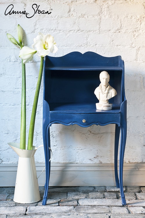Sängbord målat med Annie Sloan Chalk Paint Napoleonic Blue