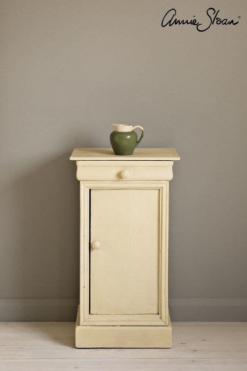 Sängbord målat med Annie Sloan Chalk Paint Cream