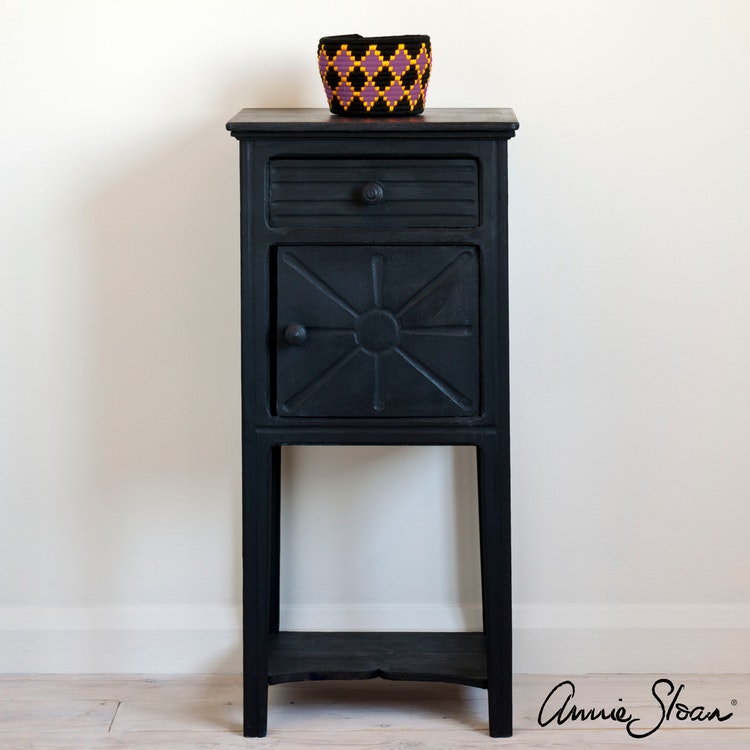 Möbel målad med Annie Sloan Chalk Paint Athenian Black