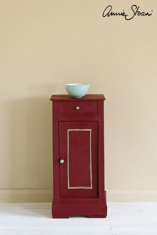 Möbel målad med Annie Sloan Chalk Paint Burgundy