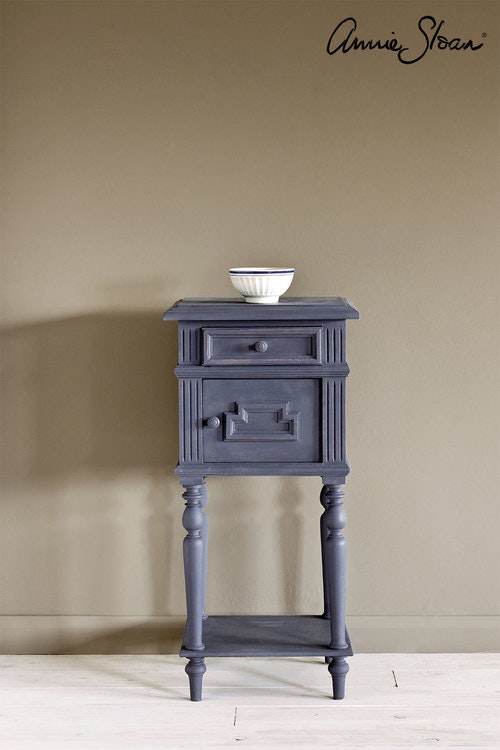 Möbel målad med Annie Sloan Chalk Paint Old Violet