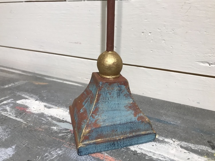 Sångfågelns fot, handmålad med Annie Sloan Chalk Paint.