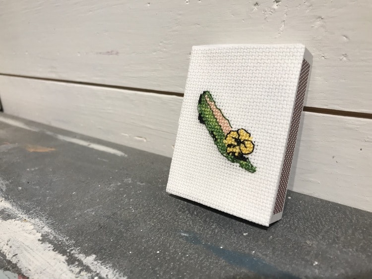 Tändsticksask med broderad sko