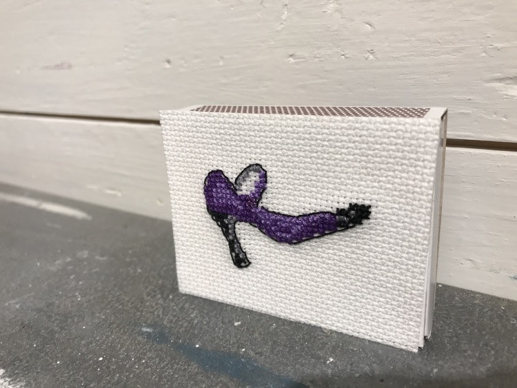 Tändsticksask med broderad sko
