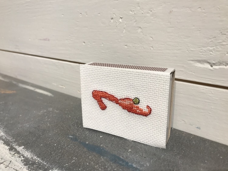 Tändsticksask med broderad sko