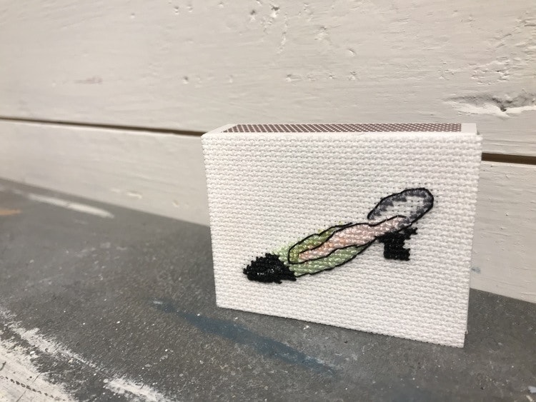 Tändsticksask med broderad sko