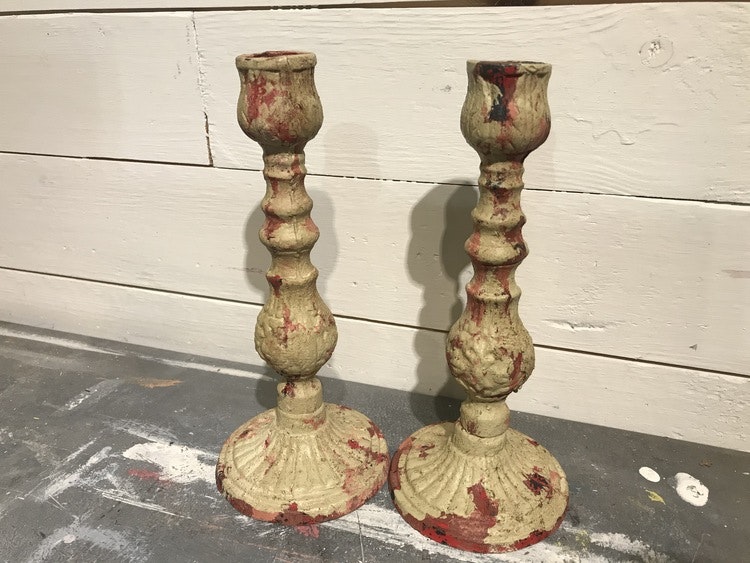 Handmålad ljusstake i gjutjärn, beige