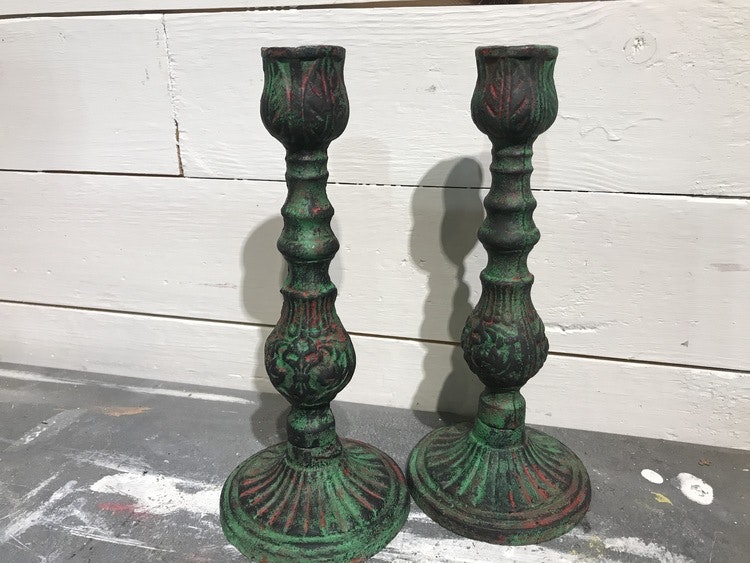 Handmålad ljusstake i gjutjärn, grön