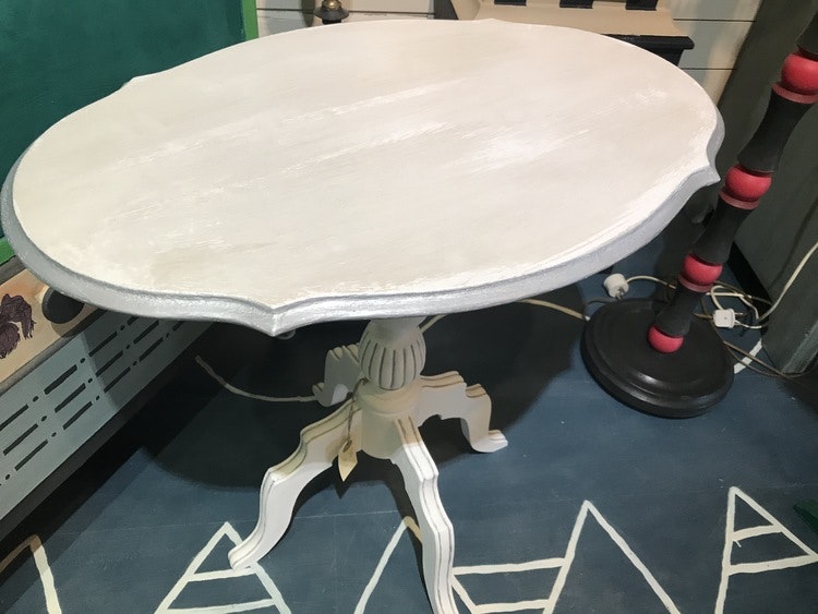 Pelarbord, handmålat med Annie Sloan Chalk Paint och Pearlescent Glaze