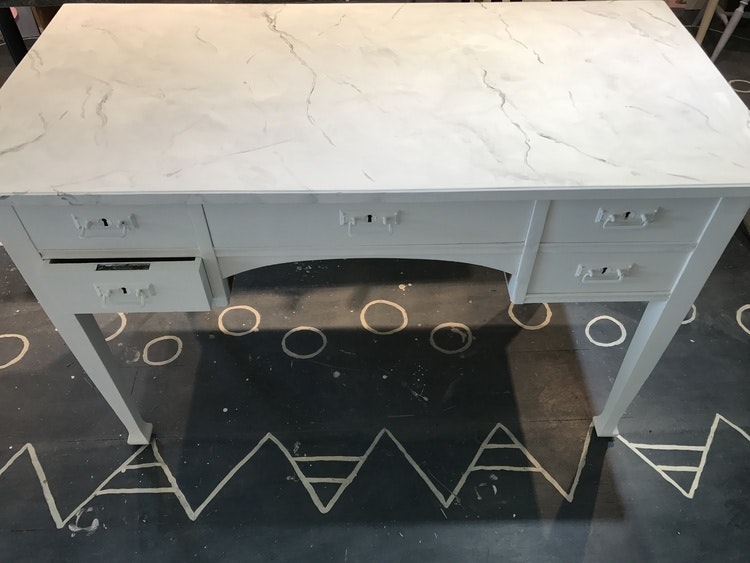 Skrivbord med marmorerad skiva