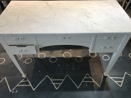 Skrivbord med marmorerad skiva