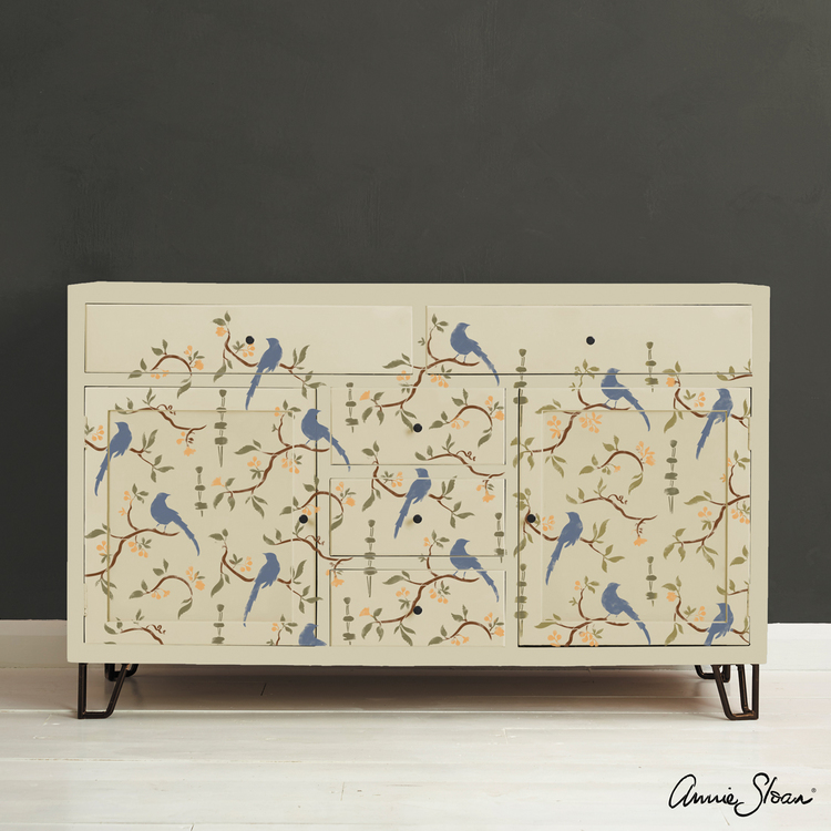Annie Sloan Schablon Chinoiserie Birds på en målad möbel