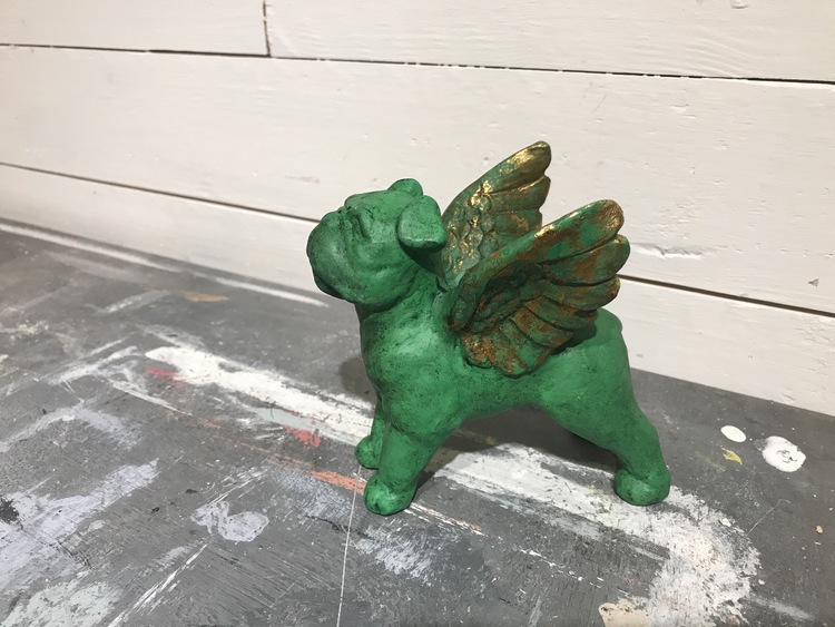 Änglahund, Hund med vingar, handmålad med Annie Sloan Chalk Paint Antibes Green och guld.