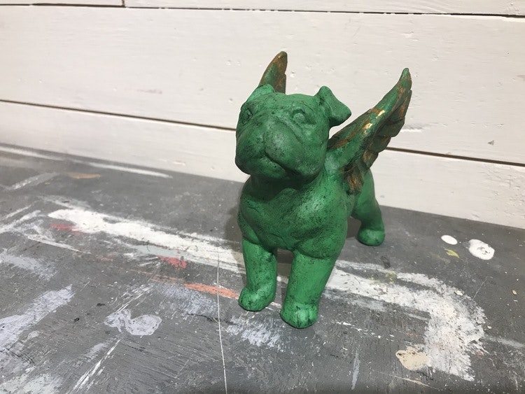 Änglahund, Hund med vingar, handmålad med Annie Sloan Chalk Paint Antibes Green och guld.