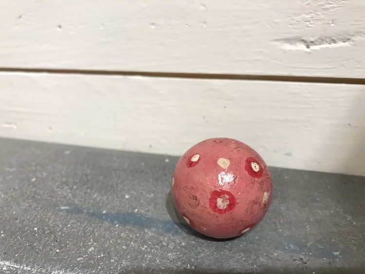 Rosa, rund träknopp med prickar