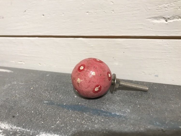 Rosa, rund träknopp med prickar