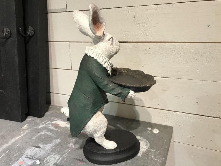 Påskhare med grön kavaj och bricka