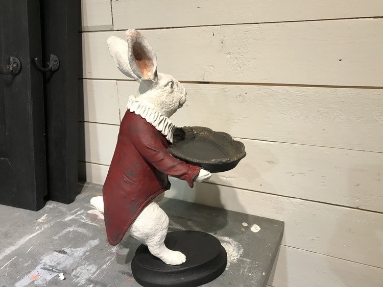 Påskhare med röd kavaj och bricka
