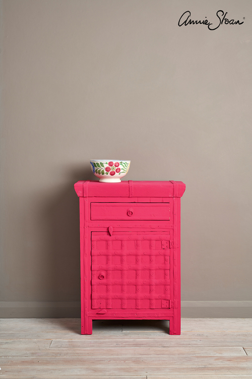 Sängbord målat med Annie Sloan Chalk Paint Capri Pink