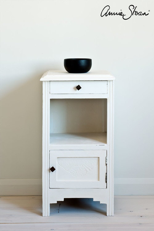 Sängbord målat med Annie sloan Chalk Paint Pure