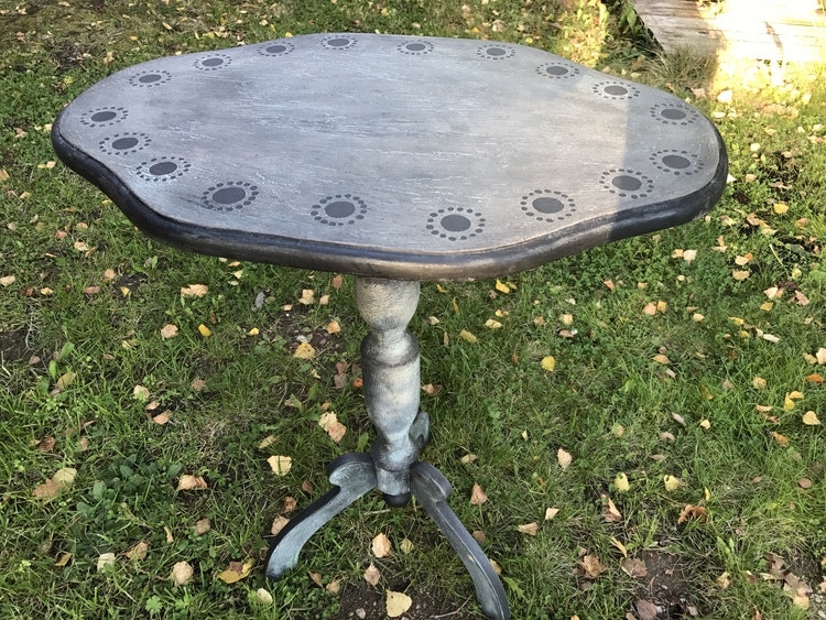 Pelarbord, handmålat med Annie Sloan Chalk Paint och krackeleringslack.