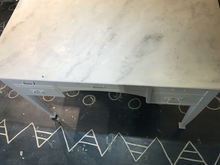 Skrivbord med marmorerad skiva