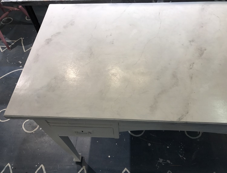 Skrivbord med marmorerad skiva