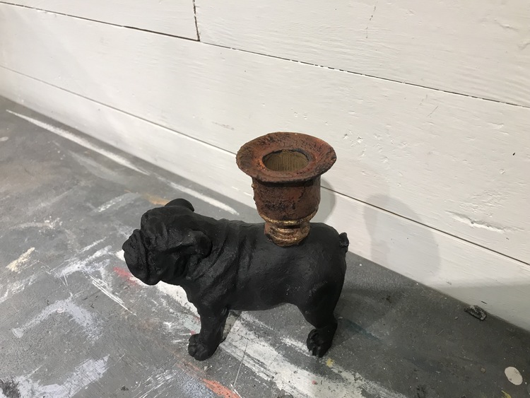 Ljushund, Hund med ljusstake, handmålad med Annie Sloan Chalk Paint Athenian Black