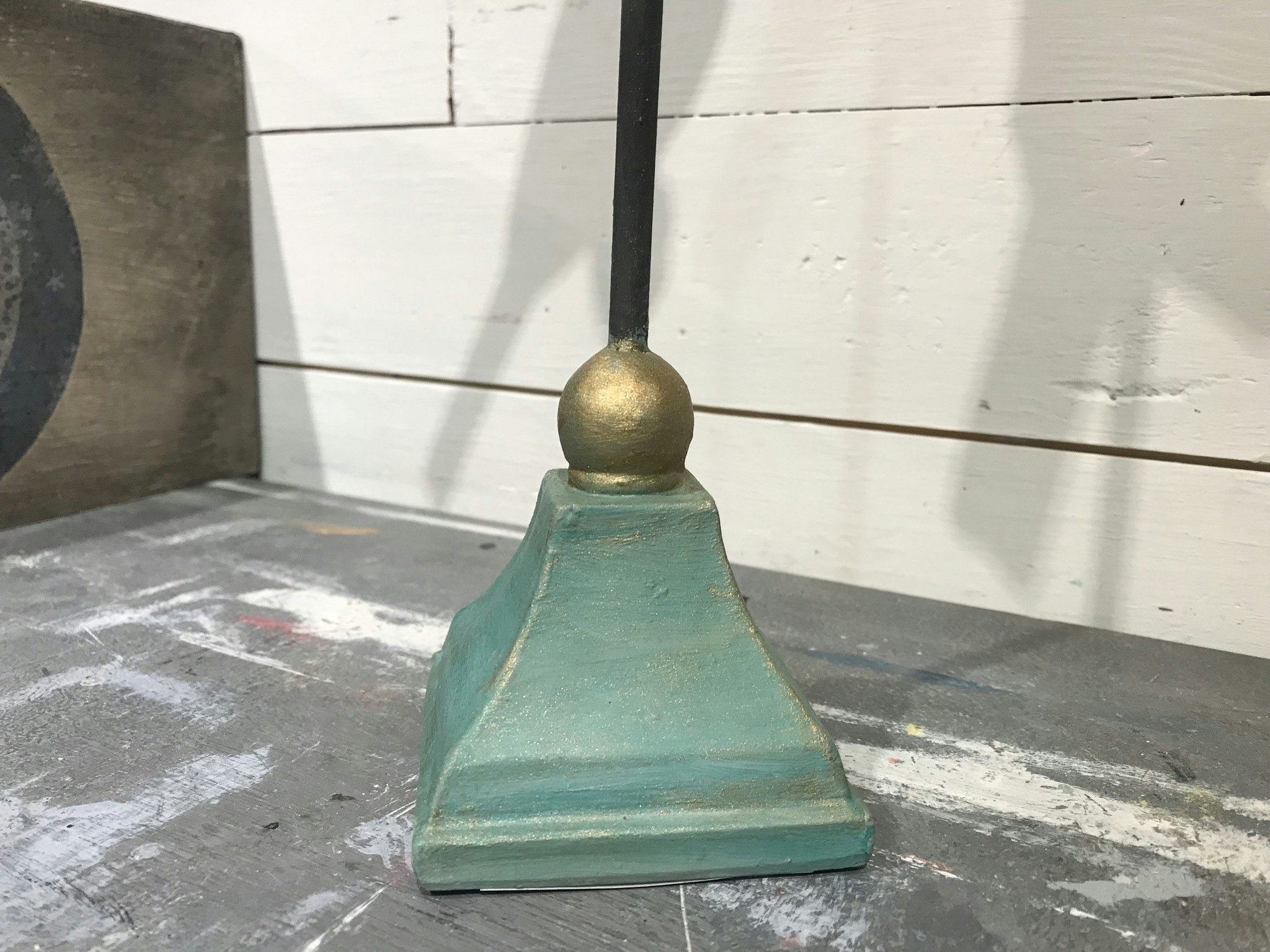 Sångfågelns fot, handmålad med Annie Sloan Chalk Paint.