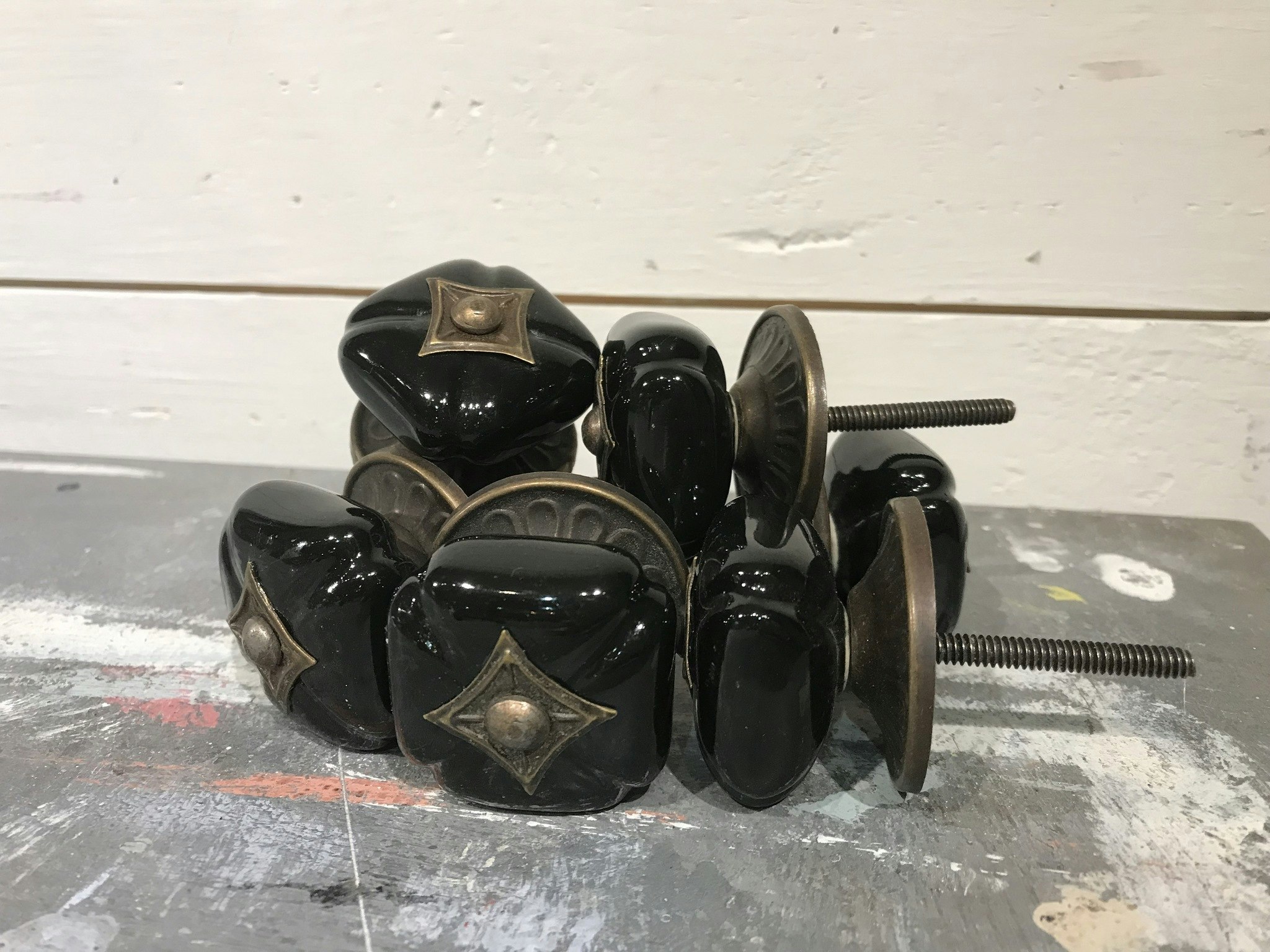 Knopp svart fyrkantig med metallbricka
